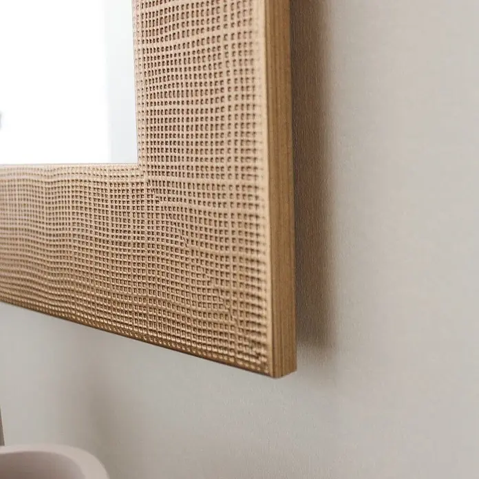 KV Rechteckiger Spiegel mit MDF-Rahmen in creme-kupfer, 72,5x92,5 cm -  - Nahaufnahme eines hellbraunen Spiegelrahmens mit gewebter oder Waffel-ähnlicher Textur, an der Wand über einem Waschbecken montiert.