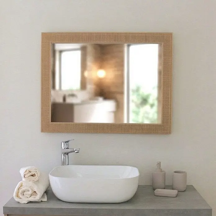 KV Rechteckiger Spiegel mit MDF-Rahmen in Creme-Kupfer, beidseitig montierbar, 62,5x82,5 cm -  - Rechteckiger Spiegel mit hellbraunem, strukturiertem Rahmen, über einem Badezimmerwaschbecken montiert.