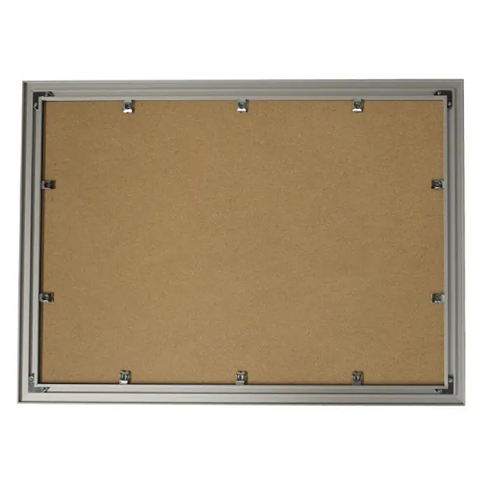 KV Rechteckiger Spiegel mit Aluminiumrahmen, 57 x 77 cm -  - Rückseite eines silberfarbenen Metall-Bilderrahmens mit brauner Faserplattenrückwand, befestigt mit Metallklammern.