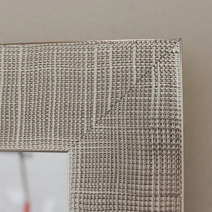 KV Rechteckiger Spiegel mit silbernem MDF-Rahmen, beidseitig montierbar, B.72,5xH.92,5 cm -  - Nahaufnahme eines Spiegelrahmens mit strukturierter Metalloberfläche und geprägtem Würfelmuster.