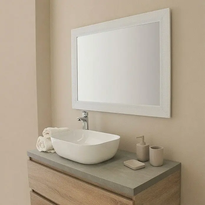 KV Rechteckiger Spiegel mit silbernem MDF-Rahmen, beidseitig montierbar, B.72,5xH.92,5 cm -  - Moderne Badezimmer-Waschtisch mit hellem Holzunterschrank, grauer Arbeitsplatte, weißem Aufsatzwaschbecken und gerahmtem Spiegel.