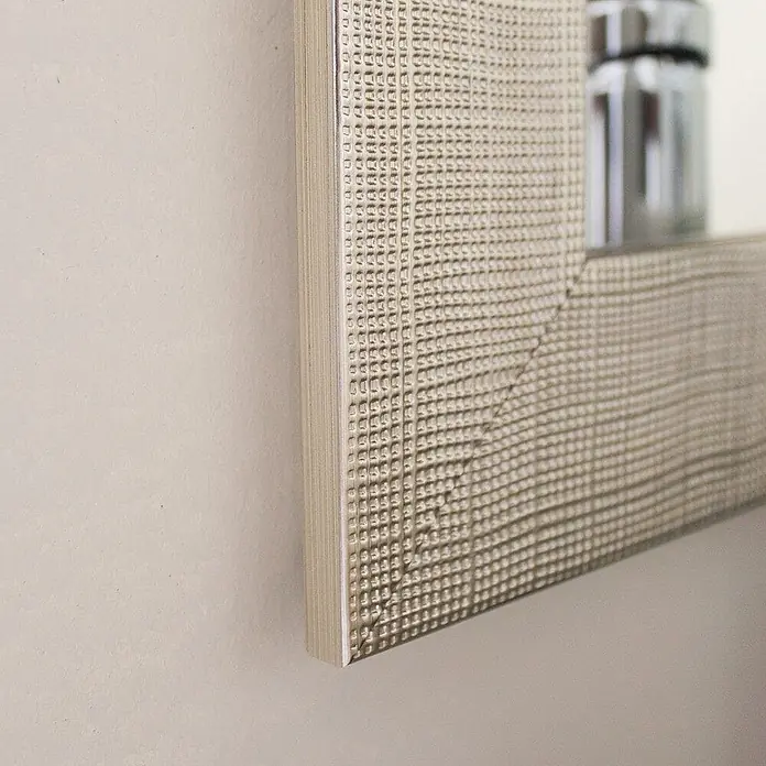 KV Rechteckiger Spiegel mit silbernem MDF-Rahmen, beidseitig montierbar, B.72,5xH.92,5 cm -  - Heller beiger Spiegelrahmen mit feiner, geprägter quadratischer Gitterstruktur, Nahaufnahme.