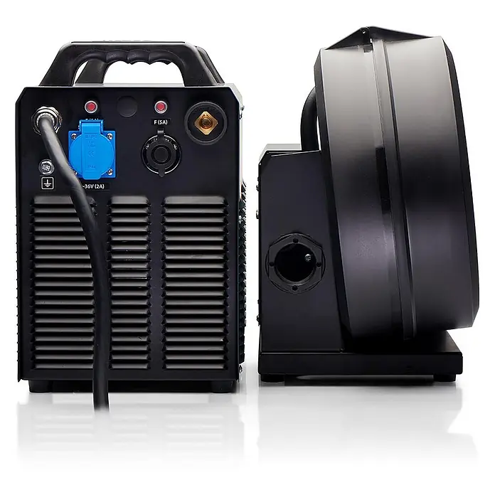 PATON MIG/MAG-Schweißgerät ProMIG-630-15-4-400V W - Schweißstrom: 630 A, 400 V - Kompakter schwarzer Schweißinverter mit blauer CEE-Steckdose, weiteren Anschlüssen und Lüftung, daneben ein schwarzes Zubehörgerät.