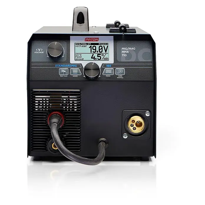 PATON MIG/MAG-Schweißgerät StandardMIG-160 - Schweißstrom: 160 A, 230 V - Schwarzes und graues Schweißgerät mit Digitalanzeige (19,0V, 4,5 m/min Drahtvorschub), Bedienelementen und Anschlüssen.