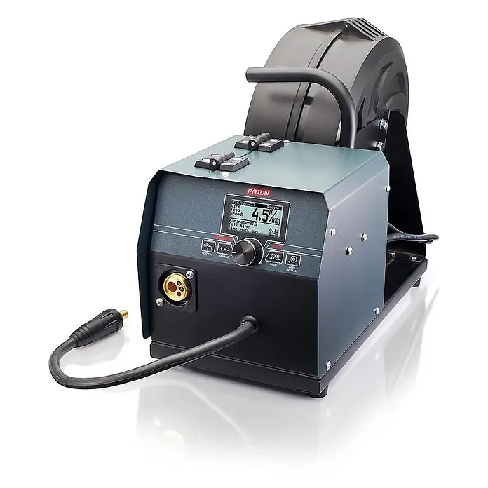 PATON MIG/MAG-Schweißgerät Feeder-15-4 WA - 230 V - Grauer und schwarzer Paton MIG/MAG Schweißdrahtvorschub mit Digitalanzeige, Bedienelementen und angeschlossenem Kabel. Drahtspulenabdeckung hinten sichtbar.