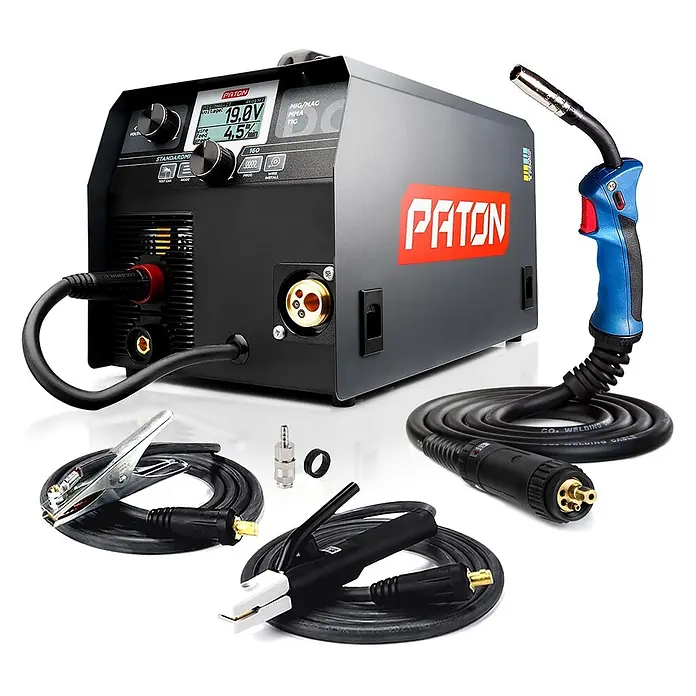 PATON MIG/MAG-Schweißgerät StandardMIG-160 - Schweißstrom: 160 A, 230 V - PATON MIG/MAG/MMA/TIG Schweißgerät in Grau mit rotem Logo, blauem Schweißbrenner und schwarzem Zubehör.