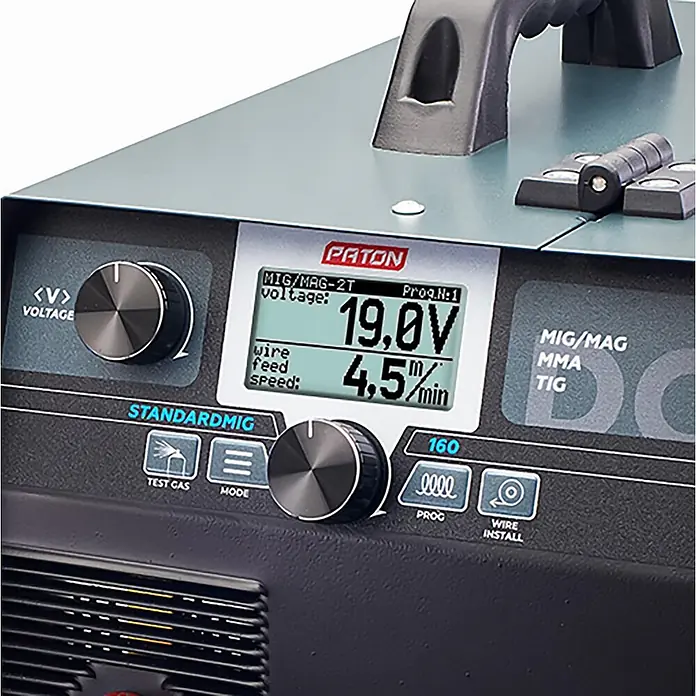 PATON MIG/MAG-Schweißgerät StandardMIG-160 - Schweißstrom: 160 A, 230 V - Nahaufnahme des Bedienfelds eines PATON Inverter-Schweißgeräts, zeigt Digitalanzeige mit Spannung und Drahtvorschubgeschwindigkeit sowie Bedienelemente.