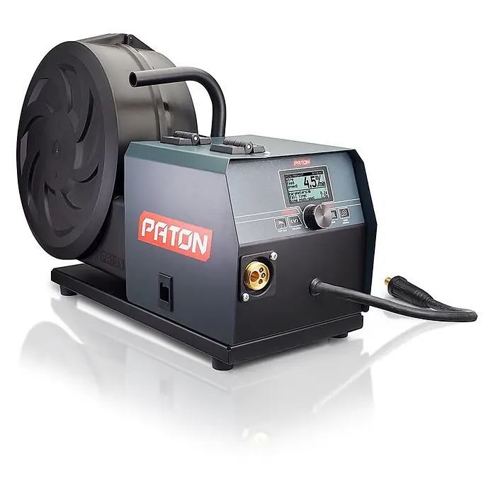 PATON MIG/MAG-Schweißgerät Feeder-15-4 WA - 230 V - Kompaktes graues PATON Schweißdrahtvorschubgerät mit großer schwarzer Spulenabdeckung, Digitalanzeige und Bedienelementen, mit rotem Logo.