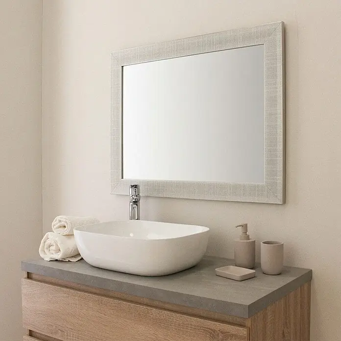 KV Rechteckiger Spiegel mit silbernem MDF-Rahmen, beidseitig montierbar, 62,5x82,5 cm -  - Modernes Badmöbel-Set mit weißem Aufsatzwaschbecken, grauer Arbeitsplatte, Holzunterschrank, strukturiertem Spiegel, beigen Accessoires.