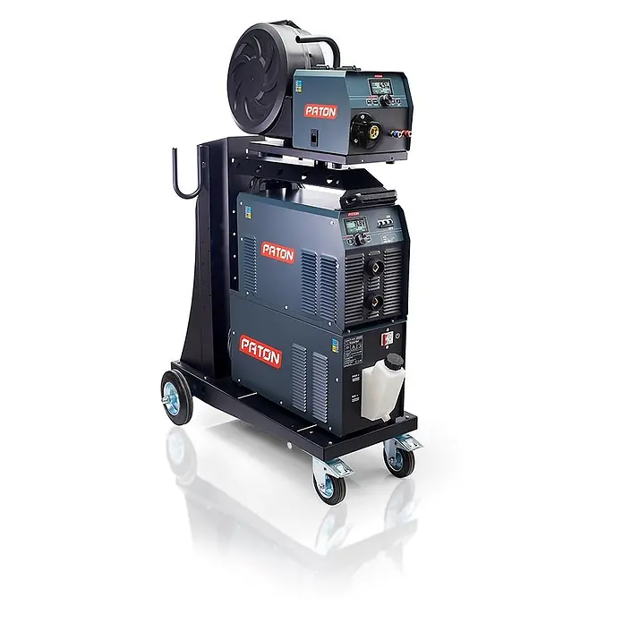 PATON MIG/MAG-Schweißgerät ProMIG-500-15-4-400V WK MAXwire - Schweißstrom: 500 A, 400 V - Dunkelgraues PATON Schweißmaschinensystem auf einem schwarzen mobilen Wagen mit Rädern. Es umfasst eine Stromquelle, Drahtvorschub und Kühleinheit.