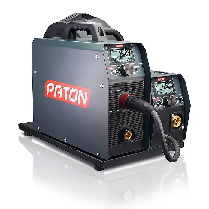 PATON MIG/MAG-Schweißgerät ProMIG-270-15-2-400V - Schweißstrom: 270 A, 400 V - Dunkelgraues PATON Schweißgerät mit rotem Logo, Digitalanzeigen und Schweißkabeln. Mit Tragegriff für Mobilität.