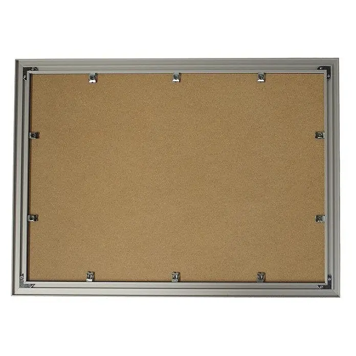 KV Rechteckiger Spiegel mit Aluminiumrahmen, 67x87 cm -  - Rückseite eines silbernen Aluminium-Bilderrahmen mit brauner Kartonrückwand, befestigt mit Metallklammern.