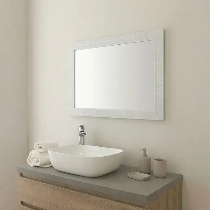 KV Rechteckiger Spiegel mit weißem MDF-Rahmen, beidseitig montierbar 62,5x82,5cm -  - Moderner Badezimmerwaschtisch mit hellem Holzunterschrank, grauer Platte, weißem Aufsatzwaschbecken und weißem Strukturspiegel. Inklusive silberner Armatur und weißen Handtüchern.