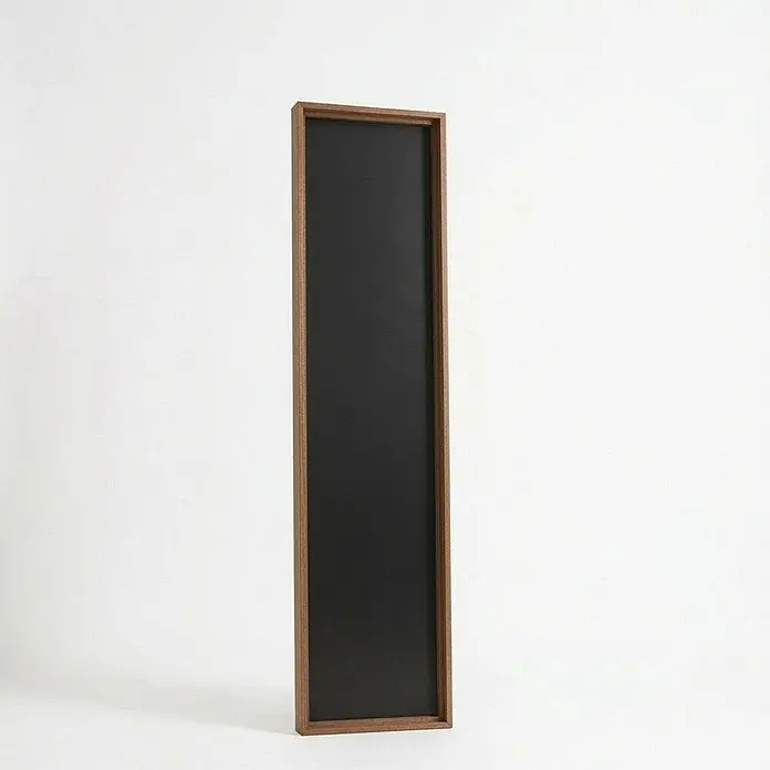 Kiamami Valentina Lichtspiegel - 38 x 300 cm, Farblos - Schmale rechteckige schwarze Tafel mit braunem Holzrahmen.