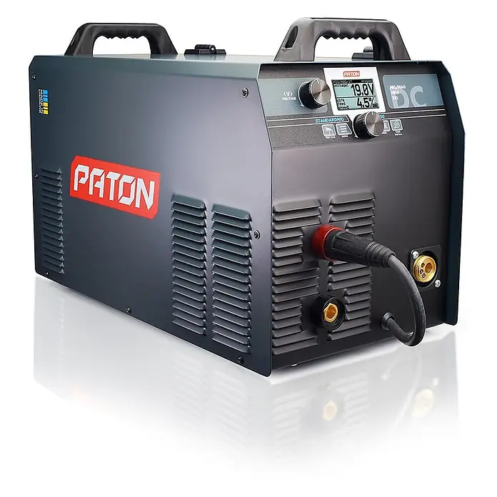 PATON MIG/MAG-Schweißgerät StandardMIG-350-400V - Schweißstrom: 350 A, 400 V - Dunkelgraues Schweißgerät mit rotem 'PATON'-Logo, Digitalanzeige für Spannung und Drahtvorschub, sowie Bedienelementen und Anschlüssen.
