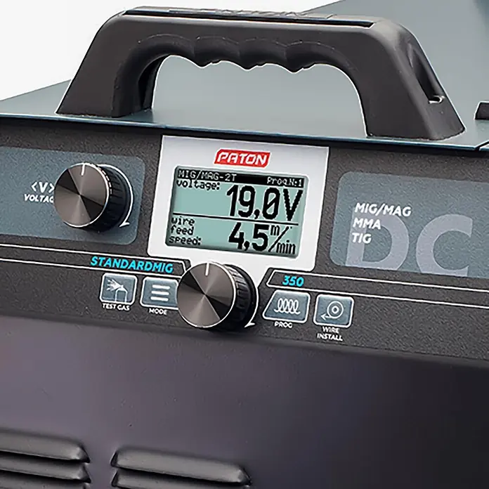PATON MIG/MAG-Schweißgerät StandardMIG-350-400V - Schweißstrom: 350 A, 400 V - Nahaufnahme des Bedienfelds einer dunkelgrauen Schweißmaschine mit Digitalanzeige, Knöpfen und Tasten für MIG/MAG, MMA, WIG Einstellungen.