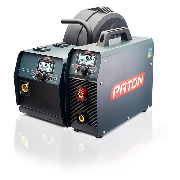 PATON MIG/MAG-Schweißgerät ProMIG-350-15-4-400V SF - Schweißstrom: 350 A, 400 V - Dunkelgraues PATON MIG/MAG Inverter-Schweißgerät mit separatem Drahtvorschubgerät, Digitalanzeigen und Bedienknöpfen.
