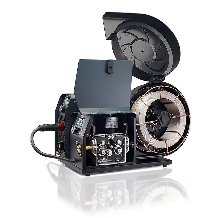 PATON Kombi-Schweißgerät MultiPRO-350-15-4-400V - Schweißstrom: 350 A - Schwarzes und dunkelgraues Schweißgerät mit geöffnetem Drahtvorschubfach, das den internen Mechanismus und eine große Rolle silbernen Schweißdrahts zeigt.