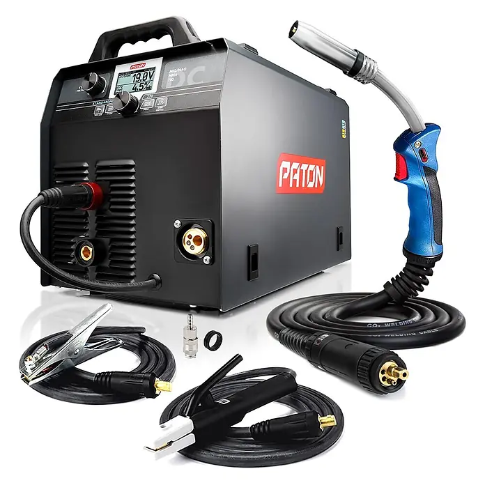 PATON MIG/MAG-Schweißgerät StandardMIG-270-400V - Schweißstrom: 270 A, 400 V - Schwarz-graues PATON Inverter-Schweißgerät mit Digitalanzeige, MIG/MAG-Brenner, Elektrodenhalter, Masseklemme und Anschlusskabeln.