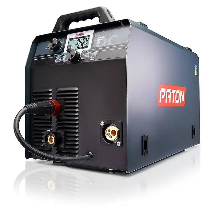 PATON MIG/MAG-Schweißgerät StandardMIG-270-400V - Schweißstrom: 270 A, 400 V - Kompakter dunkelgrauer PATON MIG/MAG/MMA/TIG Schweißinverter mit Digitalanzeige, Drehknöpfen und Frontanschlüssen. Tragbares Design mit Griff oben.
