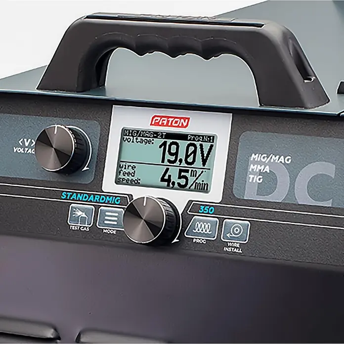 PATON MIG/MAG-Schweißgerät StandardMIG-270-400V - Schweißstrom: 270 A, 400 V - Graues und schwarzes Schweißgerät mit Digitalanzeige für Spannung und Drahtvorschubgeschwindigkeit, Bedienknöpfen und Tragegriff.