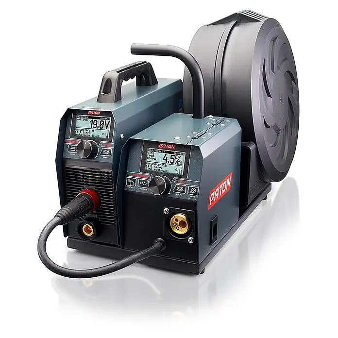 PATON MIG/MAG-Schweißgerät ProMIG-160-15-2 - Schweißstrom: 160 A, 230 V - Dunkelgraues PATON MIG/MAG Schweißgerät mit separater Drahtvorschubeinheit, digitalen Anzeigen und Kabelverbindung.