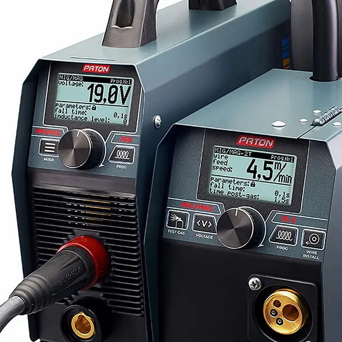 PATON MIG/MAG-Schweißgerät ProMIG-160-15-2 - Schweißstrom: 160 A, 230 V - Zwei graue PATON MIG/MAG Schweißgeräte mit Digitalanzeigen und Bedienfeldern, mit Schweißkabelanschlüssen.