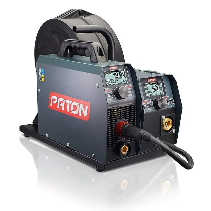 PATON MIG/MAG-Schweißgerät ProMIG-160-15-2 - Schweißstrom: 160 A, 230 V - Graue PATON MIG/MAG Schweißmaschine mit zwei Digitalanzeigen, die 19.0V und 4.5 m/min anzeigen, Drahtspulenhalter und Griffen.