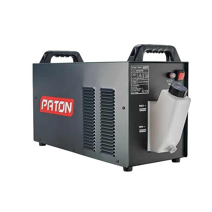 PATON MIG/MAG-Schweißgerät Cooler-7-400V - 400 V - Dunkelgraues PATON-Kühlgerät mit rotem Logo, Griffen, Lüftungsschlitzen und weißem Kühlmittelbehälter.