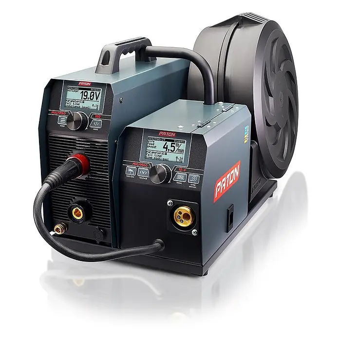PATON Kombi-Schweißgerät MultiPRO-350-15-4-400V - Schweißstrom: 350 A - Graues PATON MIG/MAG Schweißgerät mit Drahtvorschub. Digitale Anzeigen für Spannung und Drahtvorschubgeschwindigkeit. Verbunden mit einem schwarzen Kabel.