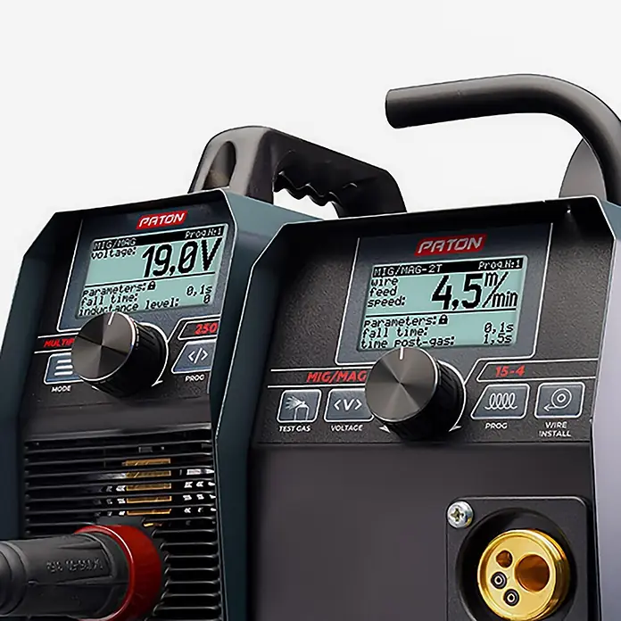 PATON Kombi-Schweißgerät MultiPRO-250-15-4 - Schweißstrom: 250 A - Zwei dunkelgraue PATON Schweißgeräte mit Digitalanzeigen und Bedienknöpfen, die Schweißparameter und Einstellungen zeigen.