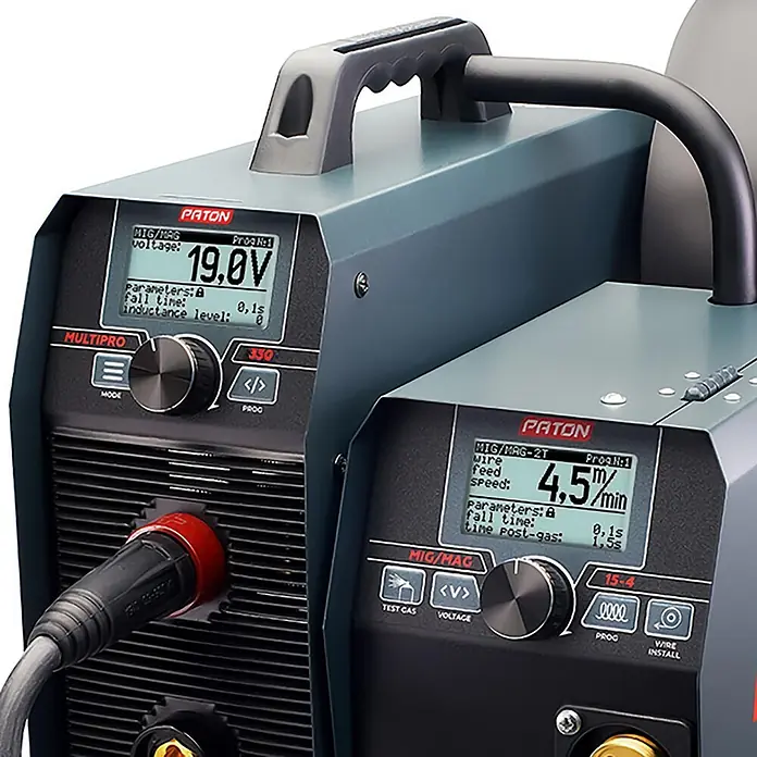 PATON Kombi-Schweißgerät MultiPRO-350-15-4-400V - Schweißstrom: 350 A - Zwei blaugraue PATON Schweißgeräte, eines zeigt 19,0V, das andere 4,5m/min. Sie haben schwarze Griffe und Bedienfelder mit Displays.