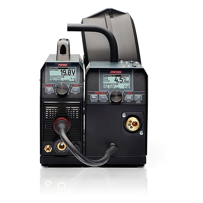 PATON Kombi-Schweißgerät MultiPRO-250-15-4 - Schweißstrom: 250 A - Dunkelgraue Paton Schweißmaschine mit zwei verbundenen Einheiten, digitalen Anzeigen für 19,0V und 4,5m/min Drahtvorschub.