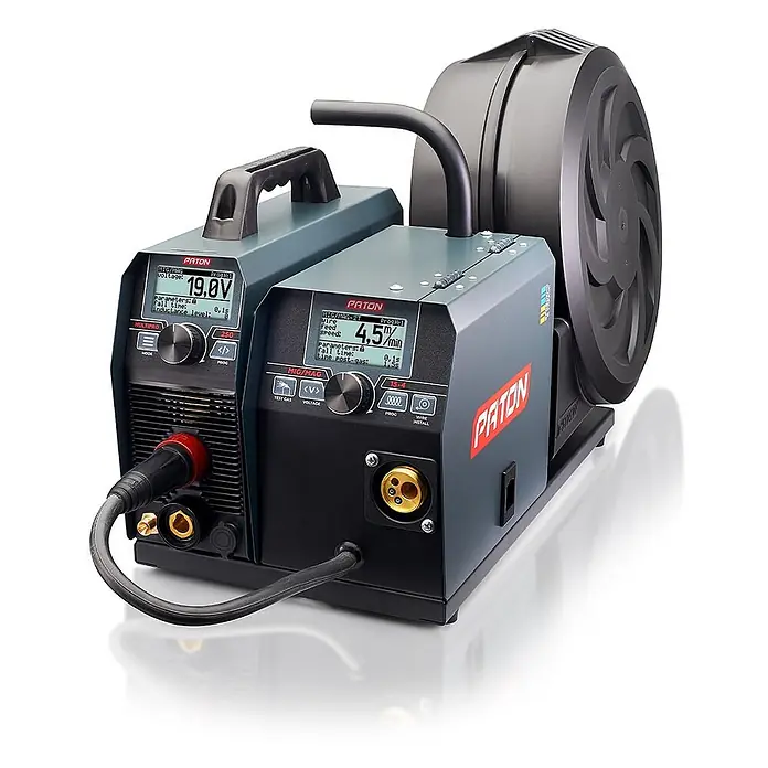 PATON Kombi-Schweißgerät MultiPRO-250-15-4 - Schweißstrom: 250 A - Graue und schwarze Paton MIG/MAG Inverter-Schweißmaschine mit zwei Digitalanzeigen, Drehknöpfen und integriertem Drahtvorschubgerät.