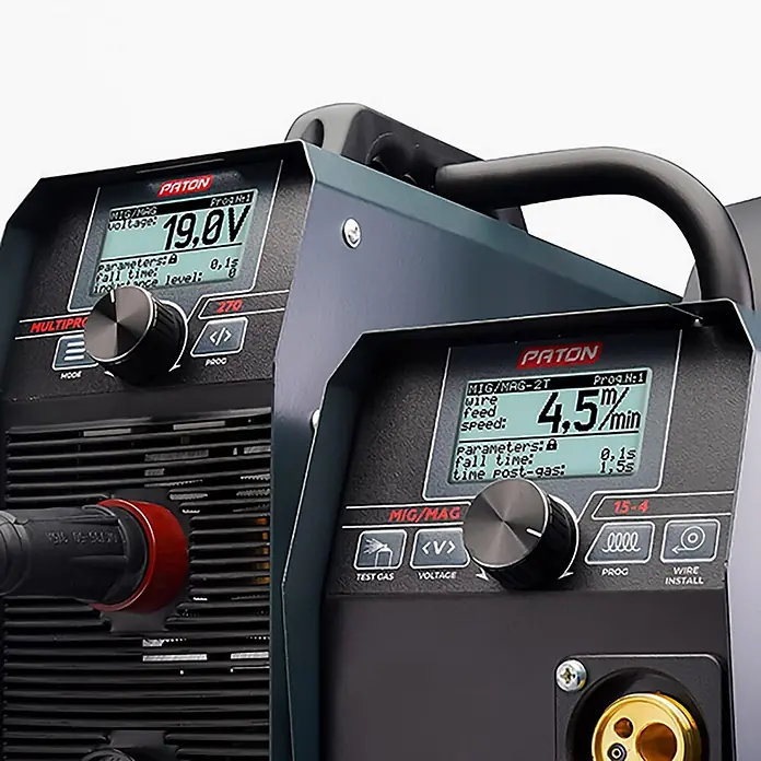 PATON Kombi-Schweißgerät MultiPRO-270-15-4-400V - Schweißstrom: 270 A - Zwei dunkelgraue Paton MIG/MAG-Schweißgeräte mit Digitalanzeigen für Spannung, Drahtvorschubgeschwindigkeit und Bedienknöpfen.