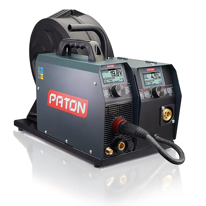 PATON Kombi-Schweißgerät MultiPRO-250-15-4 - Schweißstrom: 250 A - Graue und schwarze PATON MIG/MAG-Schweißmaschine mit zwei Digitalanzeigen, Drehknöpfen und Drahtspulenhalter.
