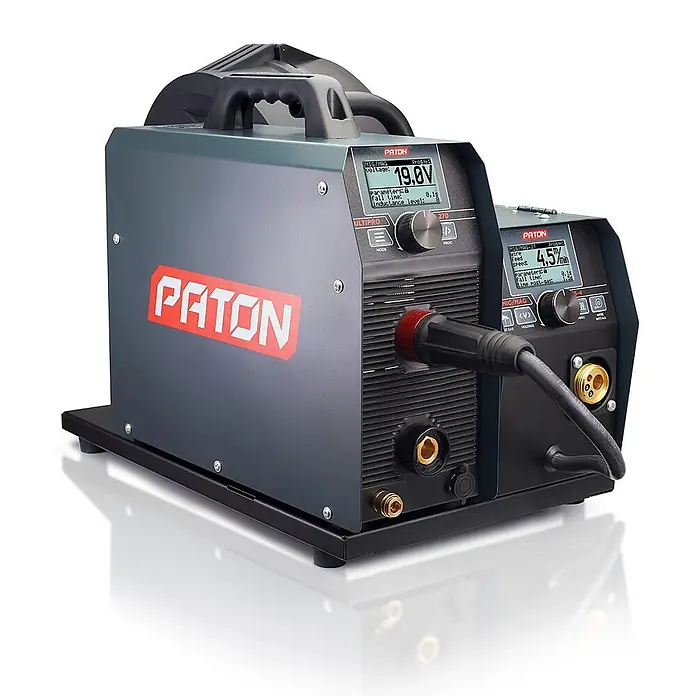 PATON Kombi-Schweißgerät MultiPRO-270-15-4-400V - Schweißstrom: 270 A - Dunkelgrauer PATON MIG/MAG Schweißinverter mit rotem Logo, digitalen Anzeigen und Bedienknöpfen für Schweißparameter.