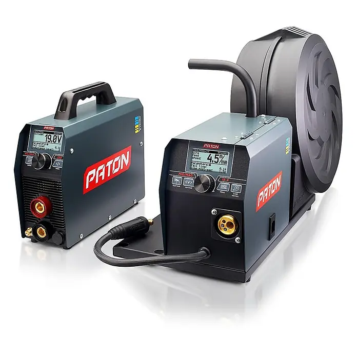 PATON Kombi-Schweißgerät MultiPRO-250-15-4 - Schweißstrom: 250 A - Zwei dunkelgraue Paton Schweißgeräte, ein Inverter und ein Drahtvorschubgerät, durch ein Kabel verbunden.