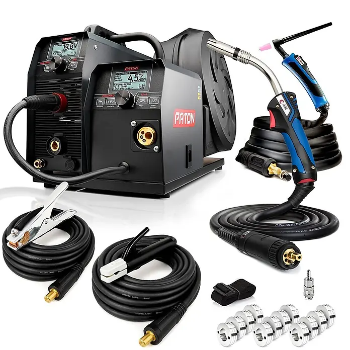 PATON Kombi-Schweißgerät MultiPRO-270-15-4-400V - Schweißstrom: 270 A - Schwarze und graue Multiprozess-Schweißmaschine (MIG/MAG, WIG) mit digitalen Anzeigen, zwei Brennern, Schweißkabeln und Zubehör.