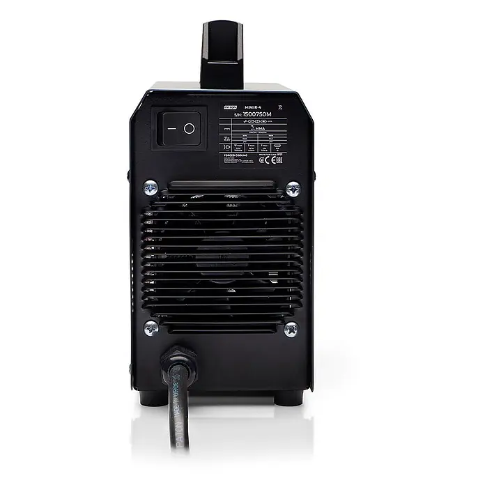 PATON Elektrodenschweißgerät MINI - Schweißstrom: 150 A, 230 V - Schwarzer PATON MINI R-4 Inverter-Schweißgerät, Rückansicht. Mit Netzschalter, Lüftungsgitter und Netzkabel.