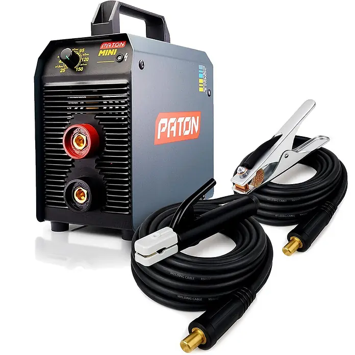 PATON Elektrodenschweißgerät MINI - Schweißstrom: 150 A, 230 V - Grauer Paton Mini Inverter-Schweißgerät, schwarze Schweißkabel, Elektrodenhalter und Masseklemme.