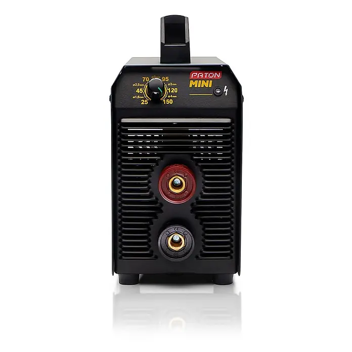 PATON Elektrodenschweißgerät MINI - Schweißstrom: 150 A, 230 V - Schwarzes PATON MINI Schweißgerät mit Tragegriff, Einstellknopf und roten sowie schwarzen Kabelanschlüssen.