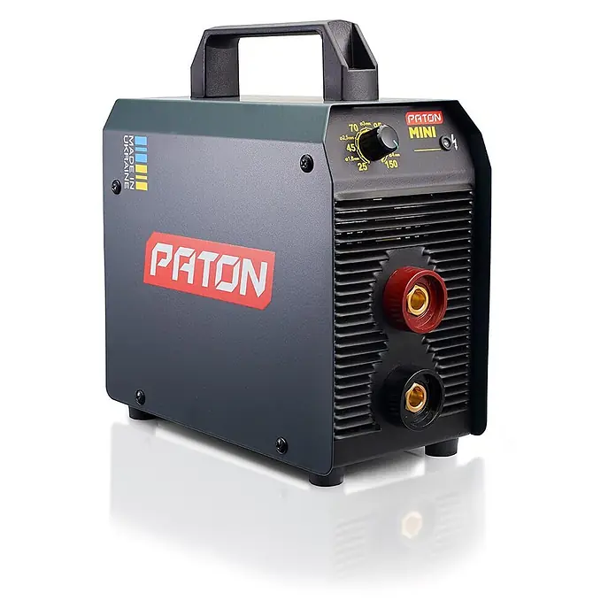 PATON Elektrodenschweißgerät MINI - Schweißstrom: 150 A, 230 V - Dunkelgraues Paton Mini Inverter-Schweißgerät mit Tragegriff, Bedienknopf und rot/schwarzen Anschlüssen.