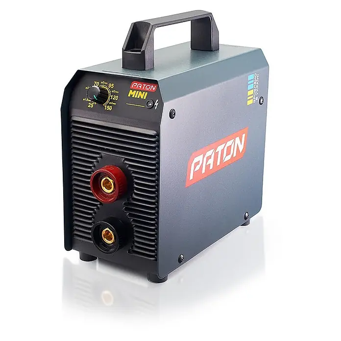PATON Elektrodenschweißgerät MINI - Schweißstrom: 150 A, 230 V - Kompaktes dunkelgraues PATON MINI Inverter-Schweißgerät mit schwarzem Griff, Bedienknopf und roten und schwarzen Anschlüssen.