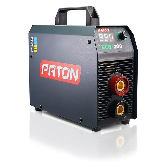 PATON Elektrodenschweißgerät ECO-200-C - Schweißstrom: 200 A, 230 V - Dunkelgraues PATON ECO-200 Schweißgerät mit „Made in Ukraine“-Text, Digitalanzeige, Drehknopf, Griff und rot-schwarzen Anschlüssen.