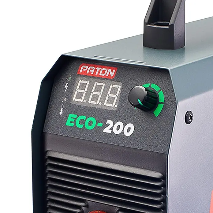 PATON Elektrodenschweißgerät ECO-200-C - Schweißstrom: 200 A, 230 V - Grauer PATON ECO-200 Schweißinverter mit Digitalanzeige '8.8.8.' und grünem Bedienknopf.