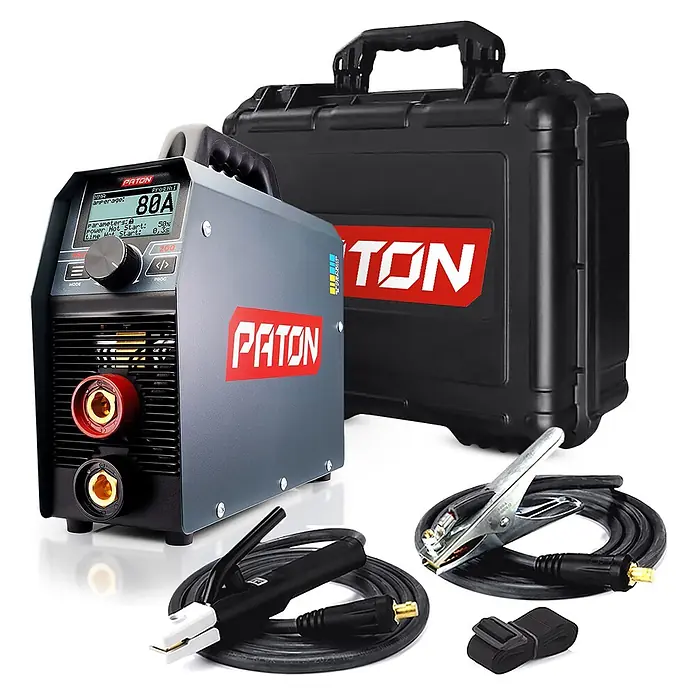 PATON Elektrodenschweißgerät PRO-200 - Schweißstrom: 200 A, 230 V - Graues PATON Inverter-Schweißgerät mit Elektrodenhalter, Masseklemme und schwarzem Hartschalenkoffer.