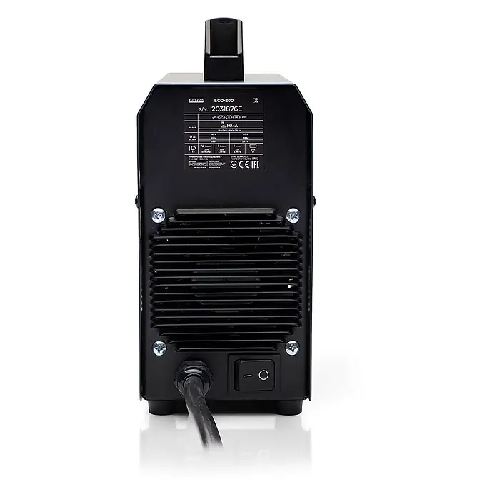 PATON Elektrodenschweißgerät ECO-200-C - Schweißstrom: 200 A, 230 V - Schwarzes Schweißgerät, Rückansicht, mit Netzschalter, Kabel und Typenschild.