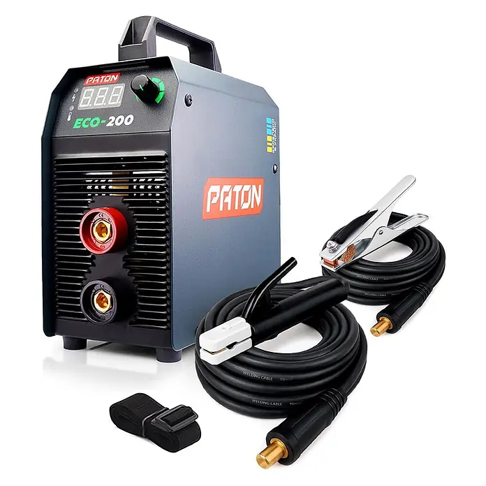 PATON Elektrodenschweißgerät ECO-200 - Schweißstrom: 200 A, 230 V - Grauer PATON ECO-200 Schweißinverter mit Display, Drehknopf und aufgerollten schwarzen Schweißkabeln, inkl. Elektrodenhalter und Masseklemme.