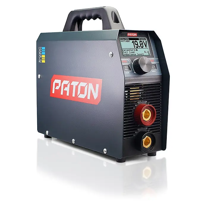 PATON Elektrodenschweißgerät PRO-200 - Schweißstrom: 200 A, 230 V - Ein dunkelgraues PATON Inverter-Schweißgerät mit schwarzem Griff, Digitalanzeige (19,0V) und roten und schwarzen Frontanschlüssen.